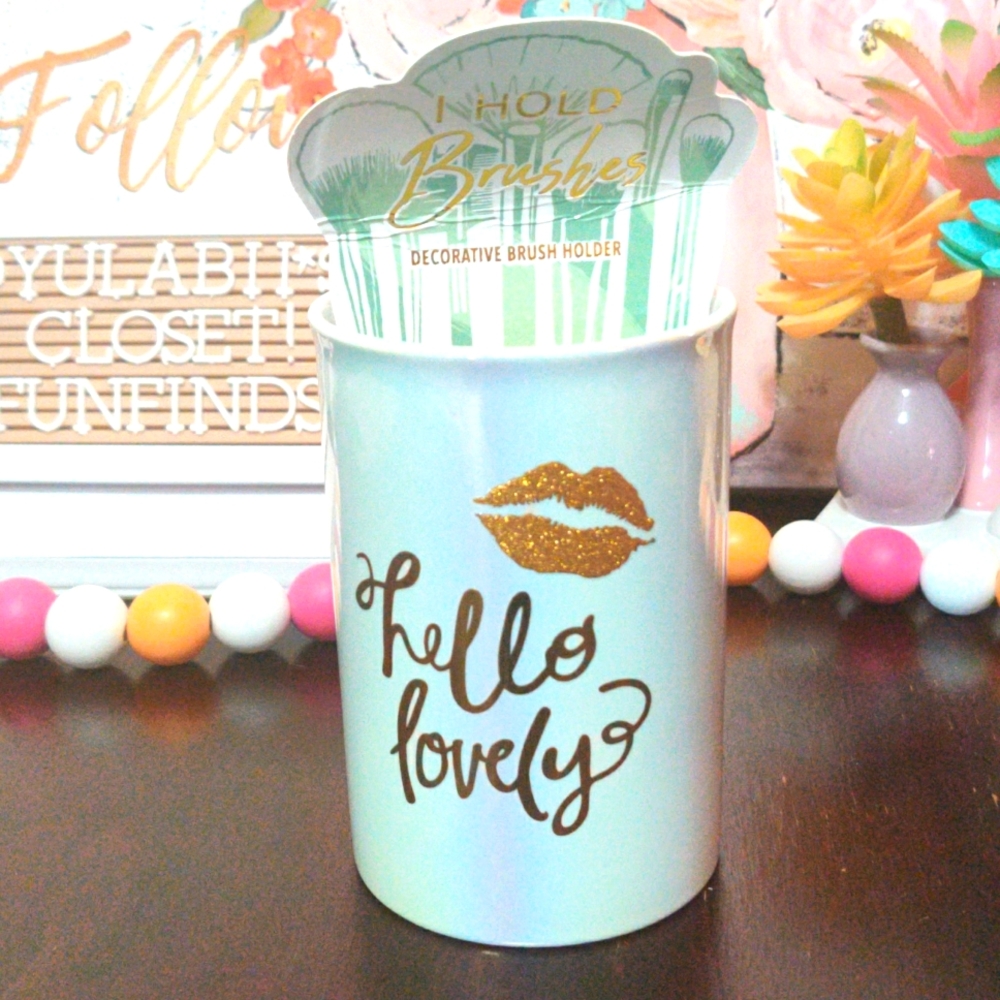Makeup Brush Holder - Hello Lovely 👄